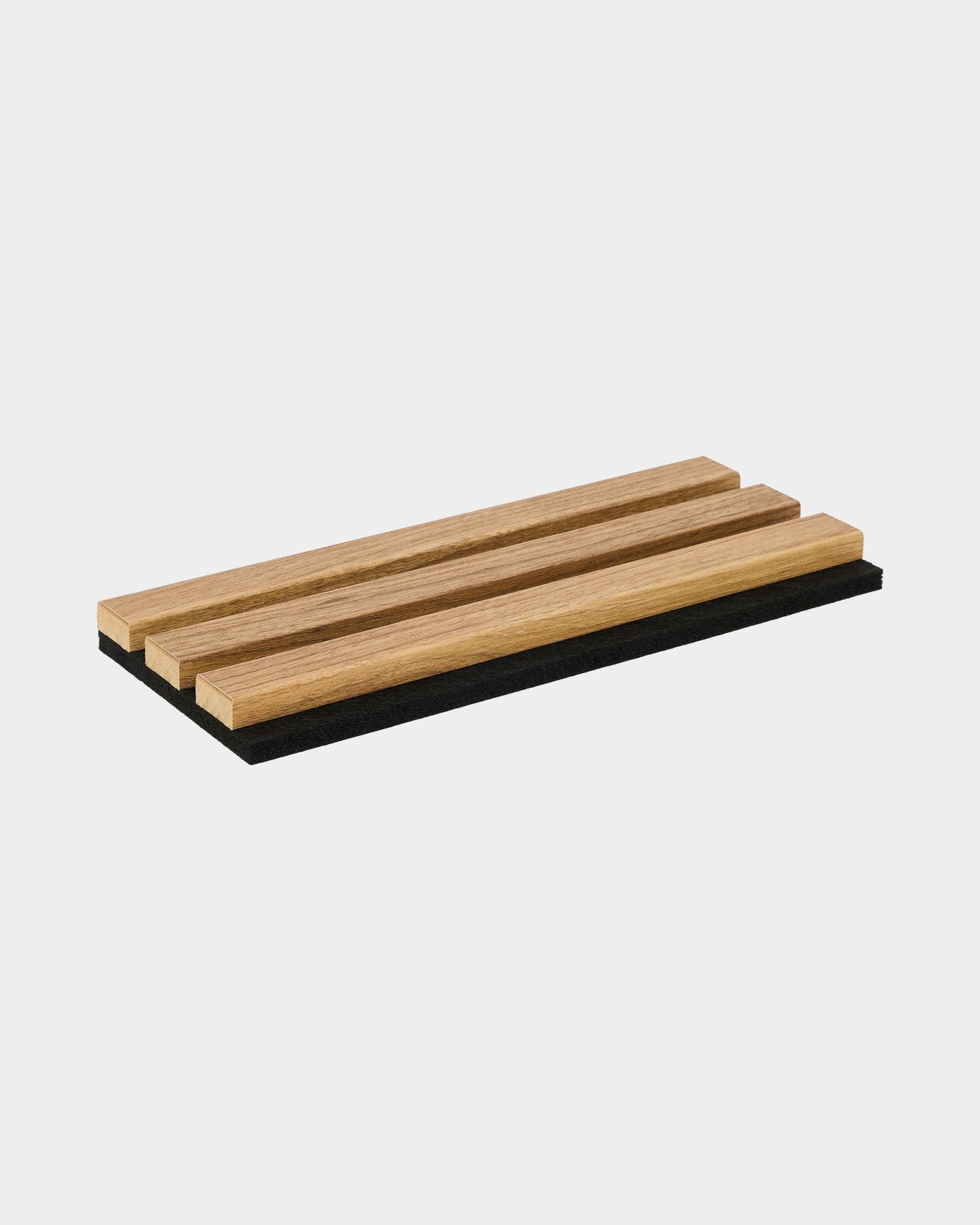 Vassoio campione WoodUpp Essential English Rovere con tre doghe in legno montate su una base black, che mostra lo stile nordico e la finitura dei materiali per i pannelli acustici.